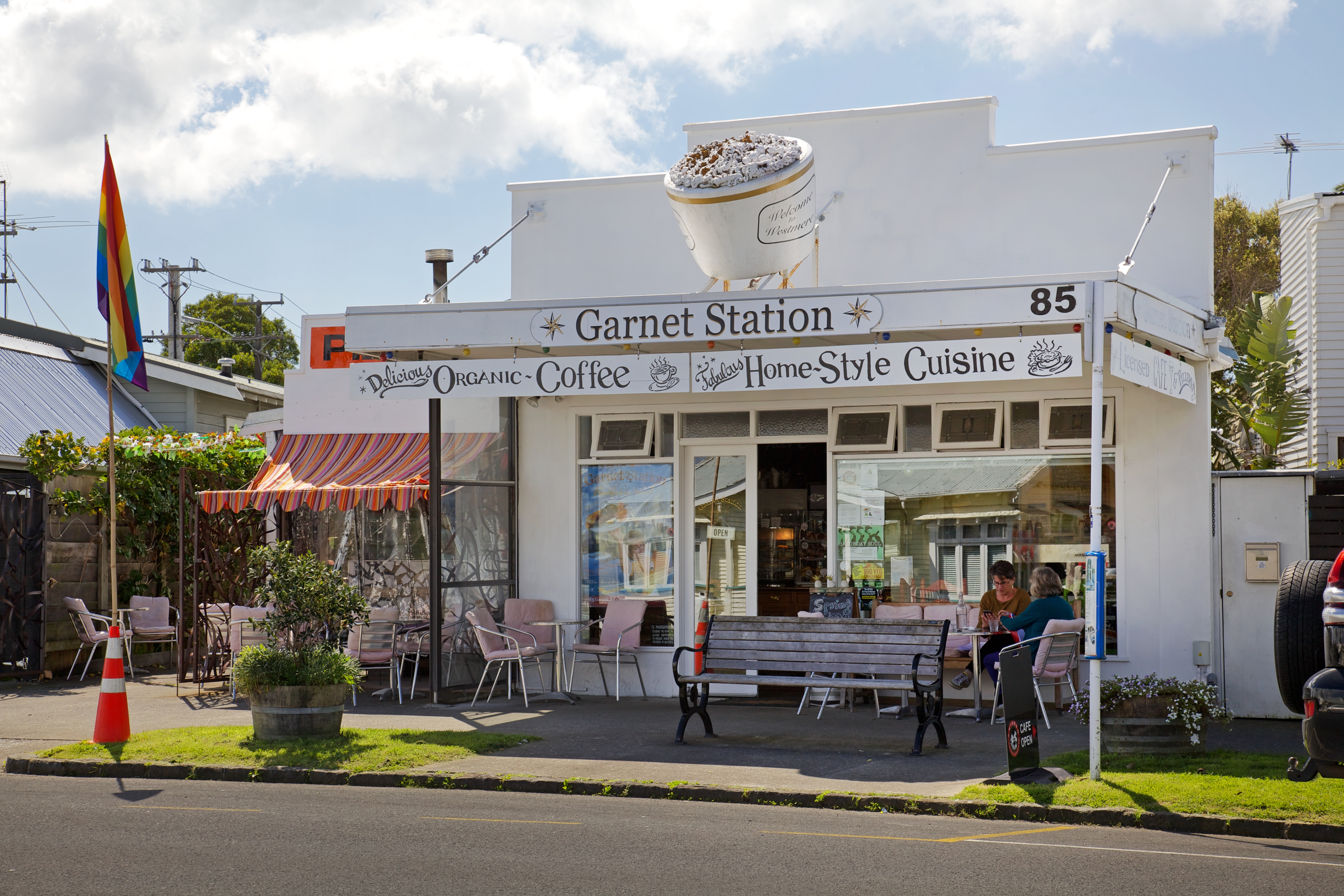 Garnet  Station is a great local cafe with delicious food and also showcases retro and unique Kiwi décor.