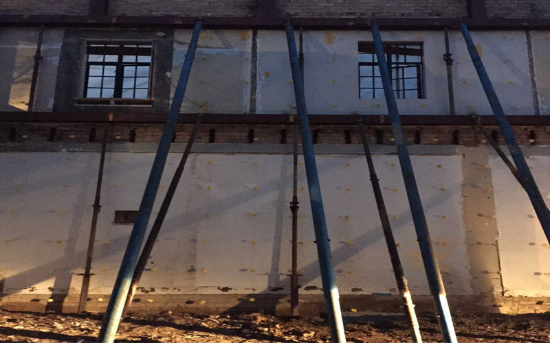 Propping of the exterior front wall.